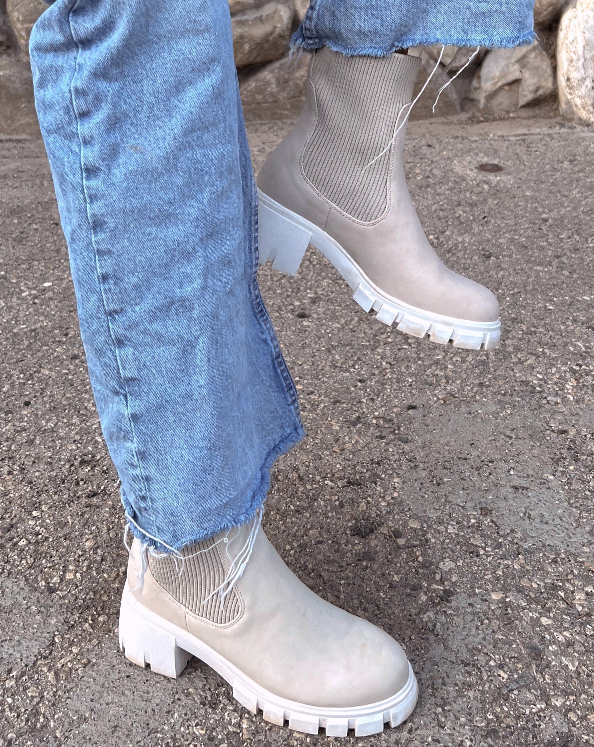 Chelsea Boots Cream – SoCOWgirl