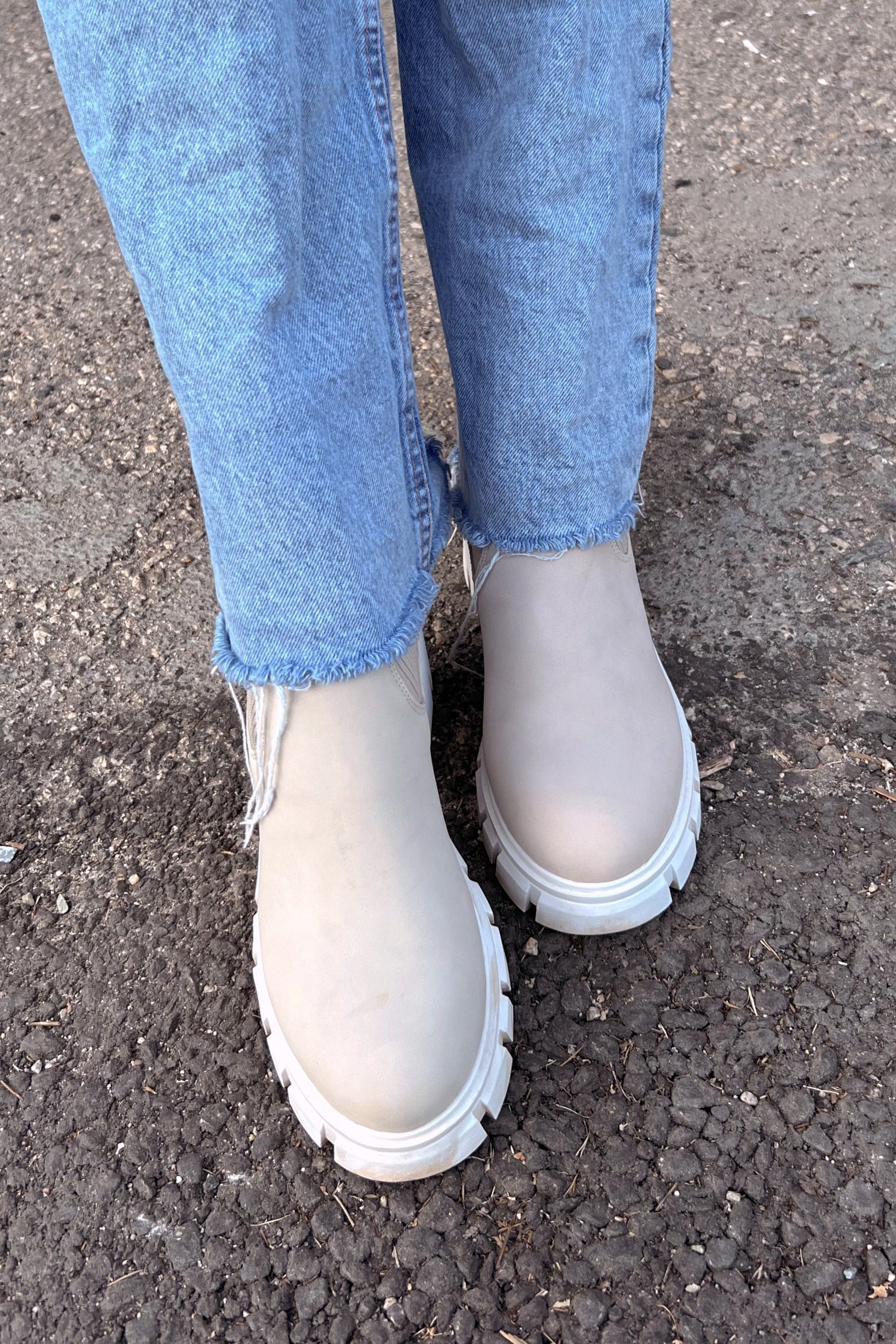 Chelsea Boots in Cream